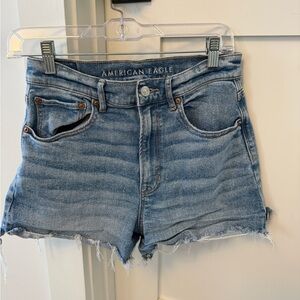 Size 6 American Eagle 90s Boyfriend Jean Short